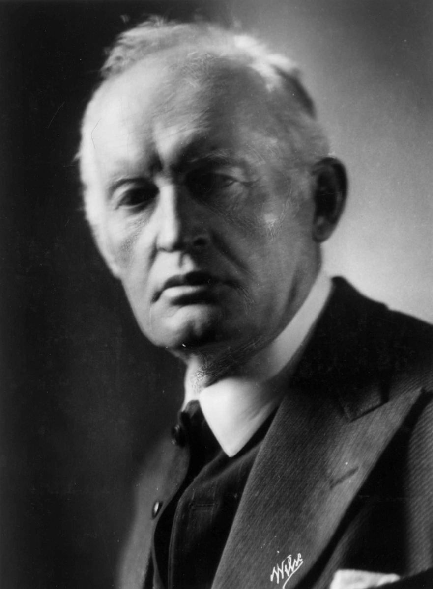 Kunstneren og maleren Edvard Munch fotografert av Anders Beer Wilse i 1933.