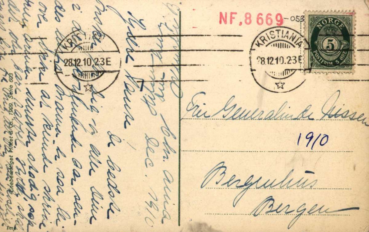 Nyttårskort. Nyttårshilsen. Et barn med nyttårstelegram i en hånd og en lykt i den andre. lllustrert av Jenny Nyström (1854-1946). Stemplet 28.12.1910.