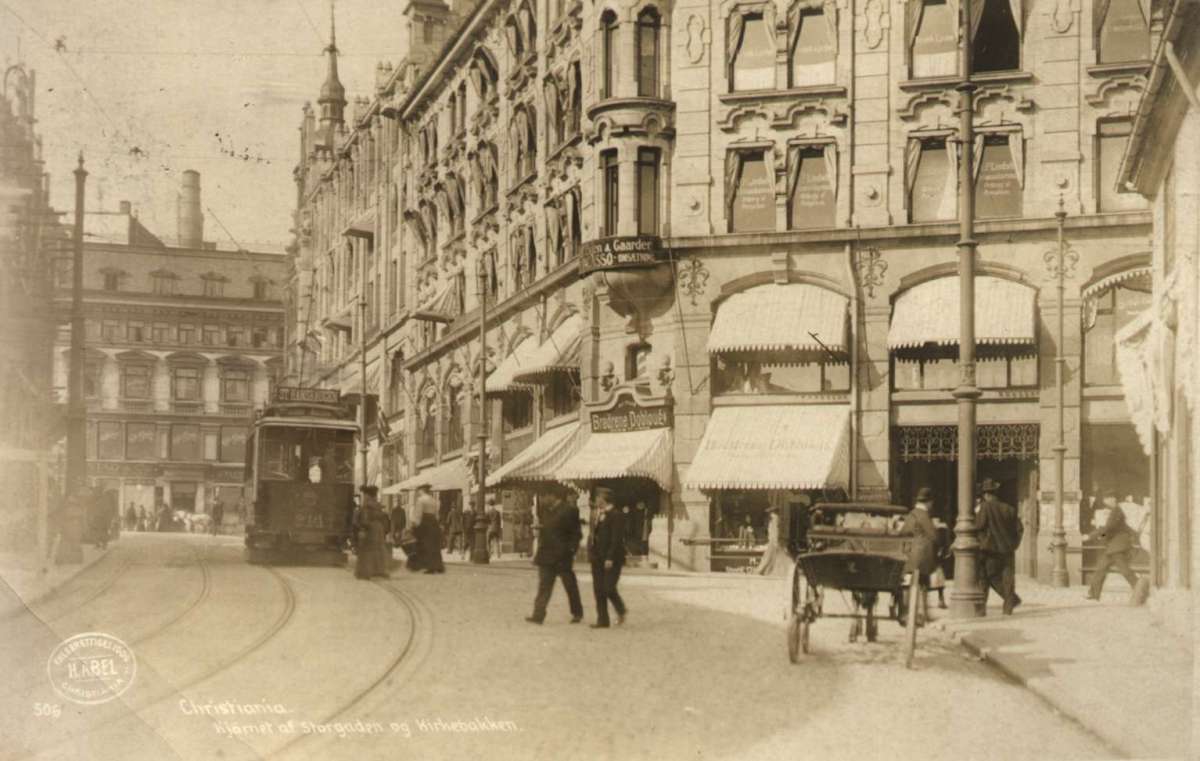 Postkort. Trikken går opp Kirkeristen ved Storgata, Oslo. Tekst på kortet "Christiania. Hjørnet på Storgaden og Kirkebakken". Stempelt 22.12.1906.