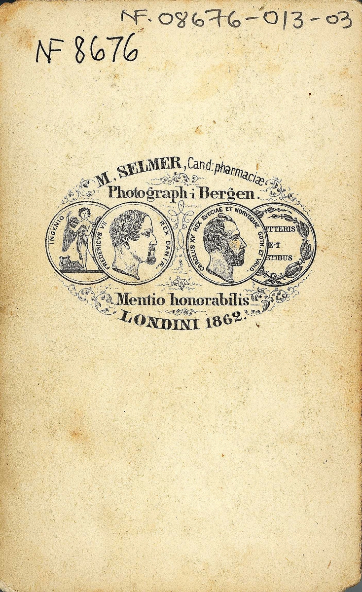 111. Mannsdrakt og kvinnedrakt, fra Voss. Portrett av mann og kvinne sittende ved bord med drikkestell i hendene i fotoatelier med nøytral bakgrunn. Håndkolorert.
Fra serien "Norske Nationaldragter" (nr.111), fotografert av fotograf Marcus Selmer (1819-1900), Bergen.
