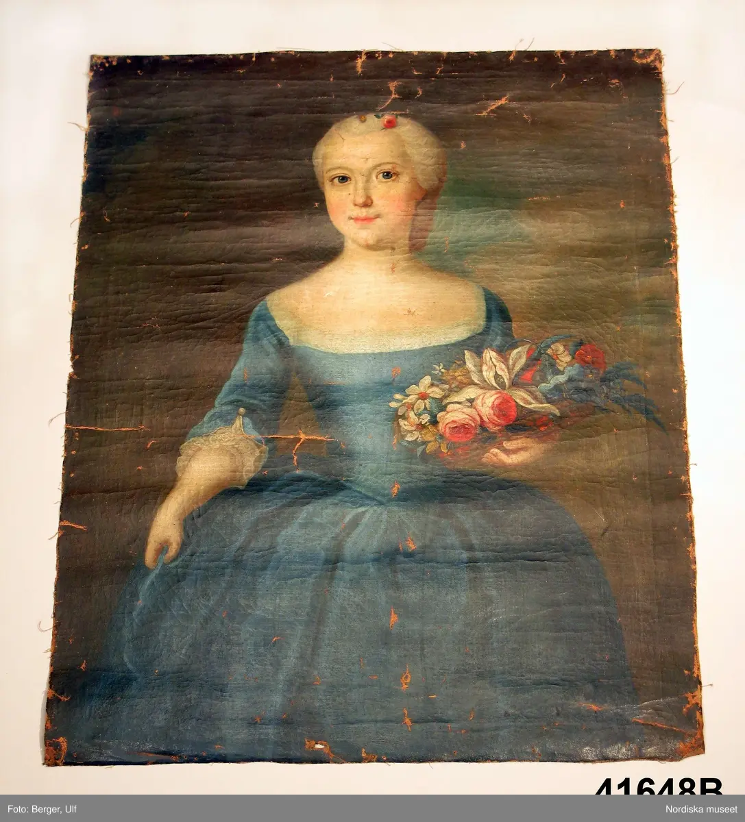 Porträtt, yngling i ljus peruk. a)
Porträtt, flicka med blomsterkorg. b)
Porträtt, man i vit allongeperuk. c)