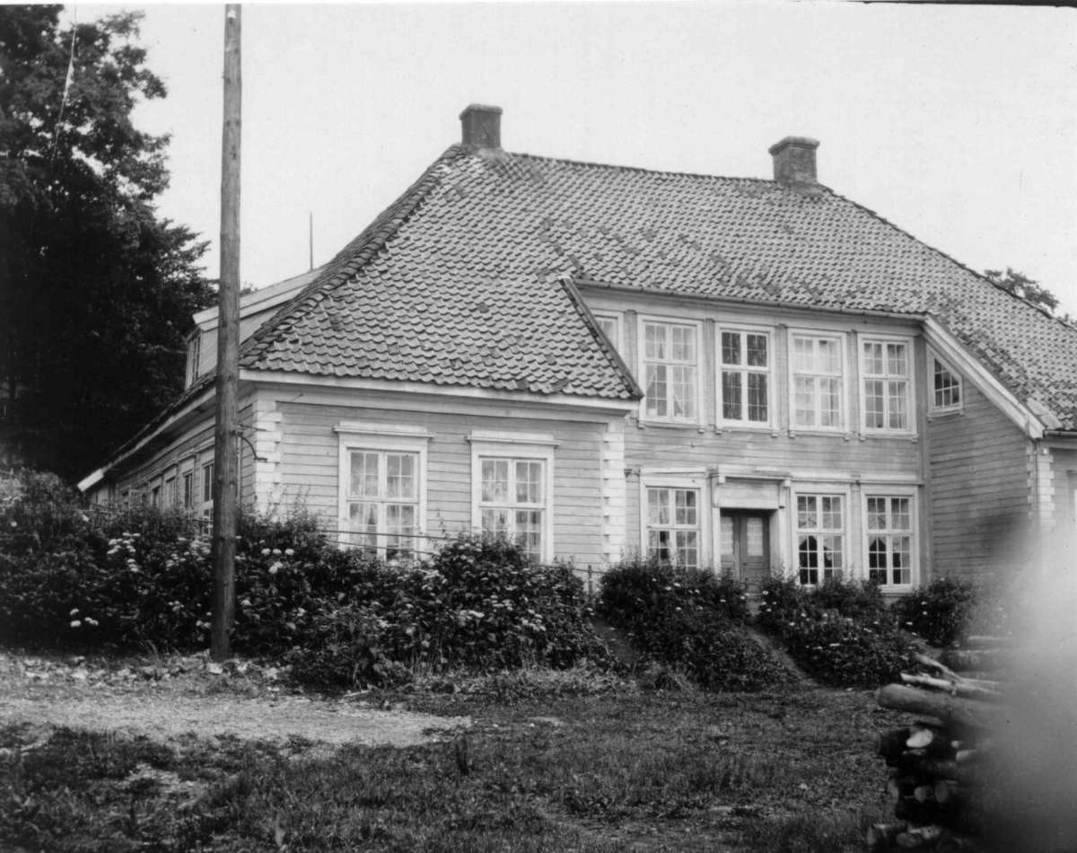 Postkort. Chrystie-gården, Brevik, nå på Norsk Folkemuseum.