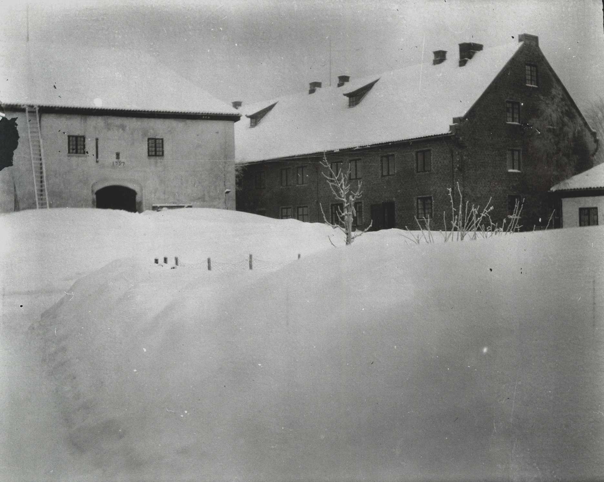 Postkort. Kongsvinger festning, Kongsvinger, Hedmark. Kasernen og en annen bygning.