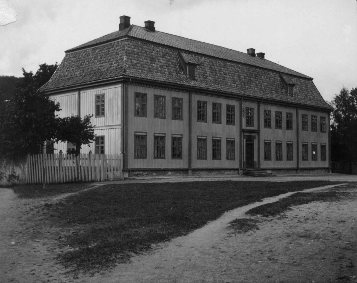 Postkort. Historisk bygning i bergstaden Kongsberg. Bergseminaret var under navnet «Det Kongelige Norske Bergseminarium» Europas første institusjon for høyere utdannelse i bergteknikk. Grunnlagt på Kongsberg 19. september 1757 etter kongelig resolusjon av Fredrik V og i virksomhet til 1814.