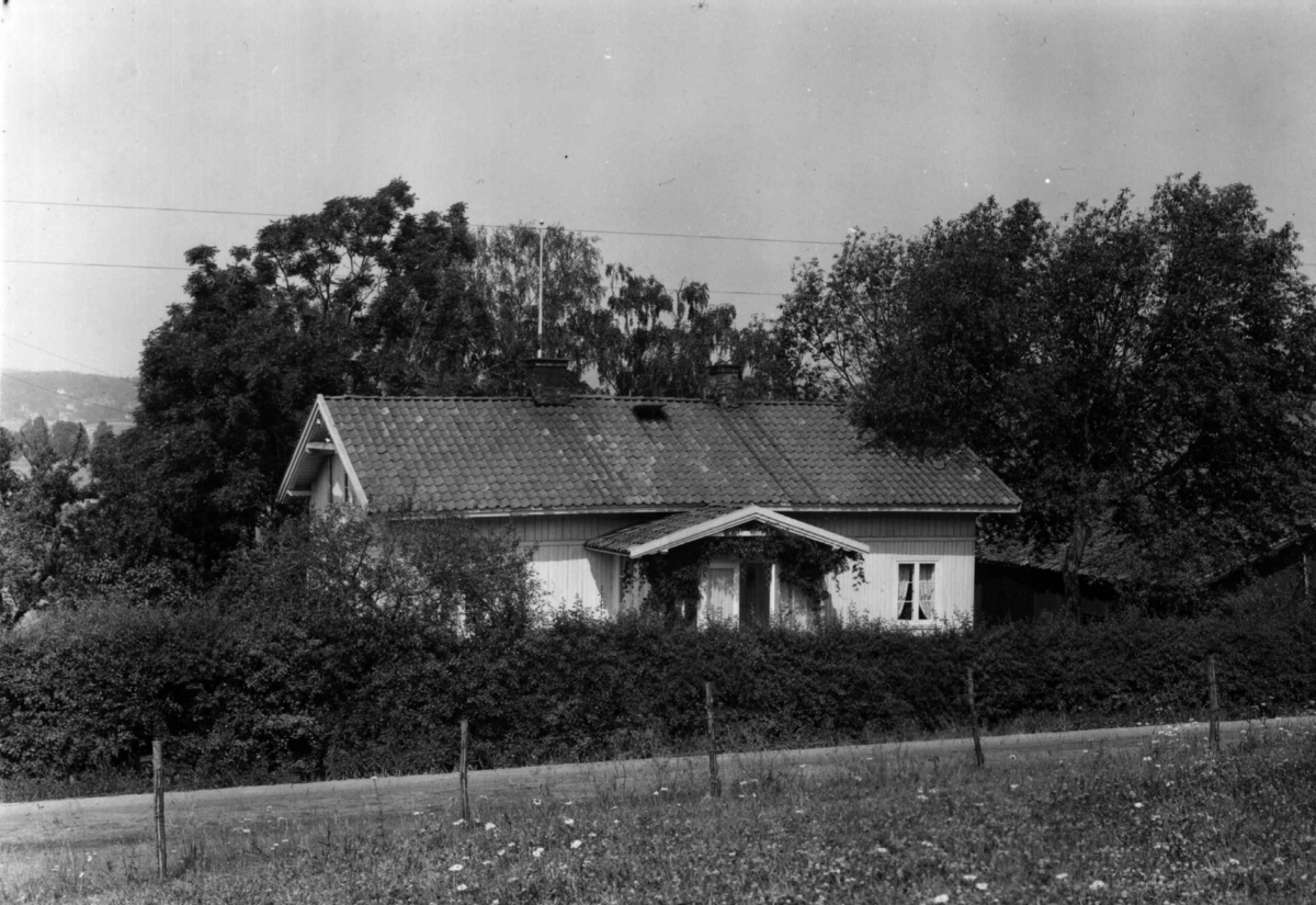 Gran gård, Oslo, Østre Aker. Våningshuset og hagen bak hekk.