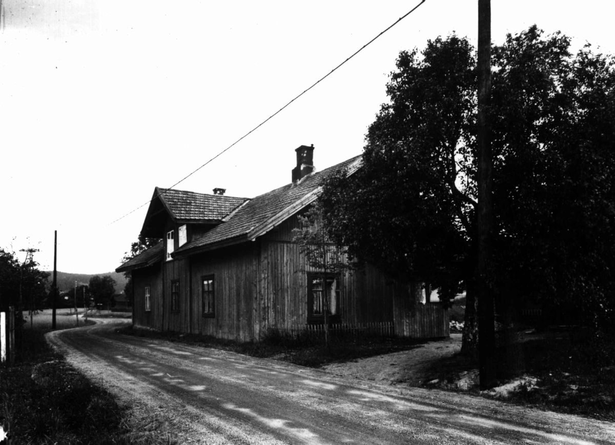 Nedre Høybråten gård, Oslo, Østre Aker. Våningshuset og vei.