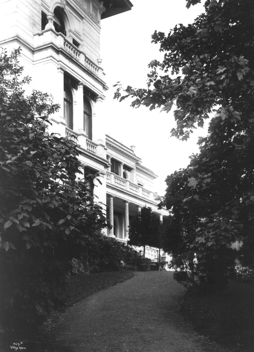 Skøyen hovedgård, Oslo 1903. Huset sett fra parken.