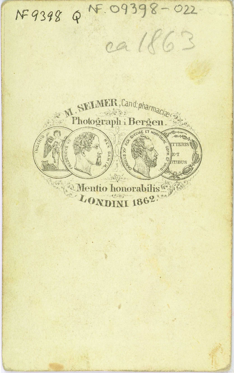 58. Jentedrakter, kvinnedrakter, Eksingedalen, Vaksdal. Portrett av 2 jenter/kvinner med vidbremmede hatter i fotoatelier med nøytral bakgrunn og mønstret gulvteppe. Håndkolorert.
Fra M. Selmers (1819-1900)
folkedraktserie "Norske Nationaldragter", (nr.58).