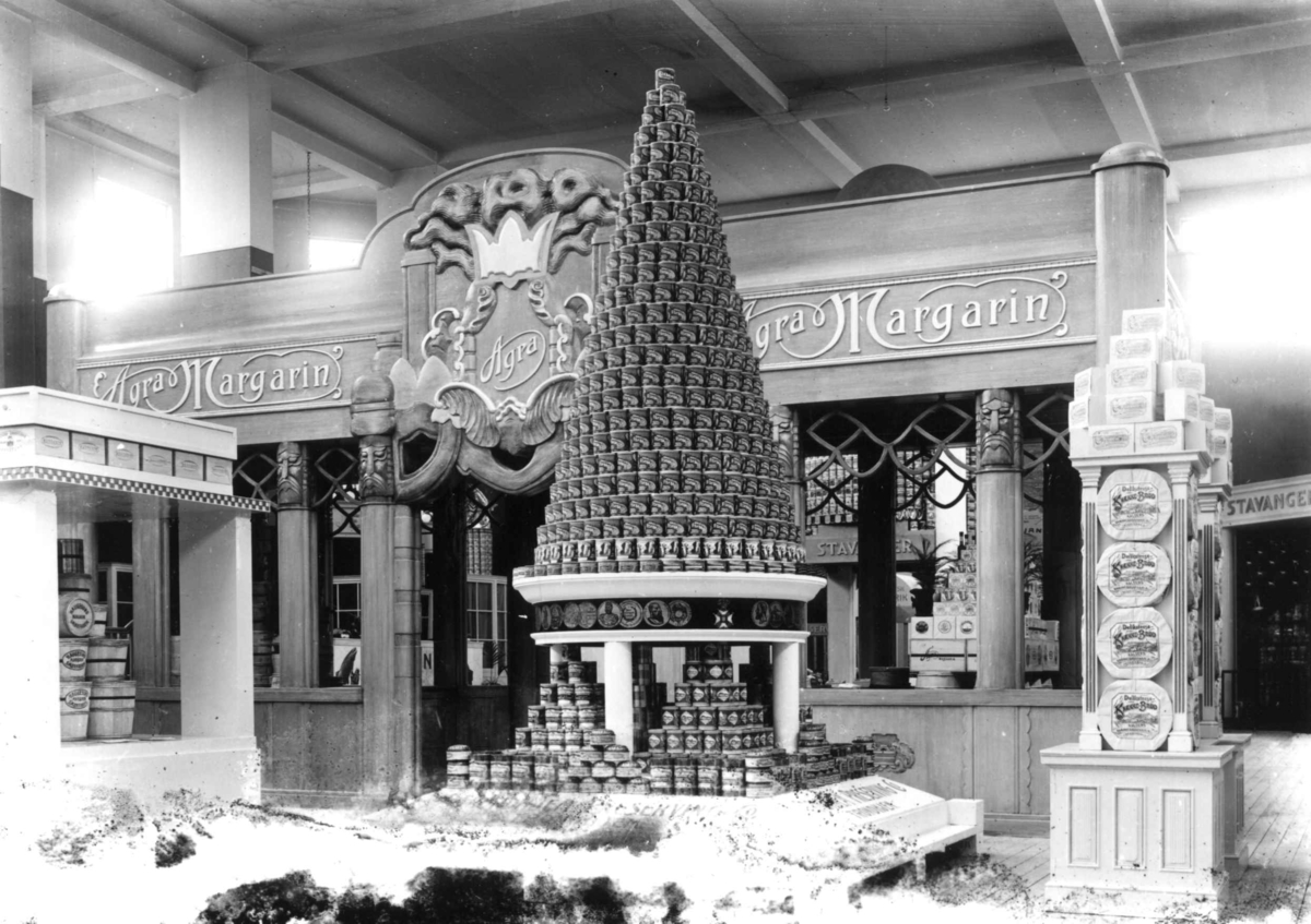 Jubileumsutstillingen på Frogner, Oslo, 1914.
Interirør paviljong. Utstilling av hermetikk og margarin.
