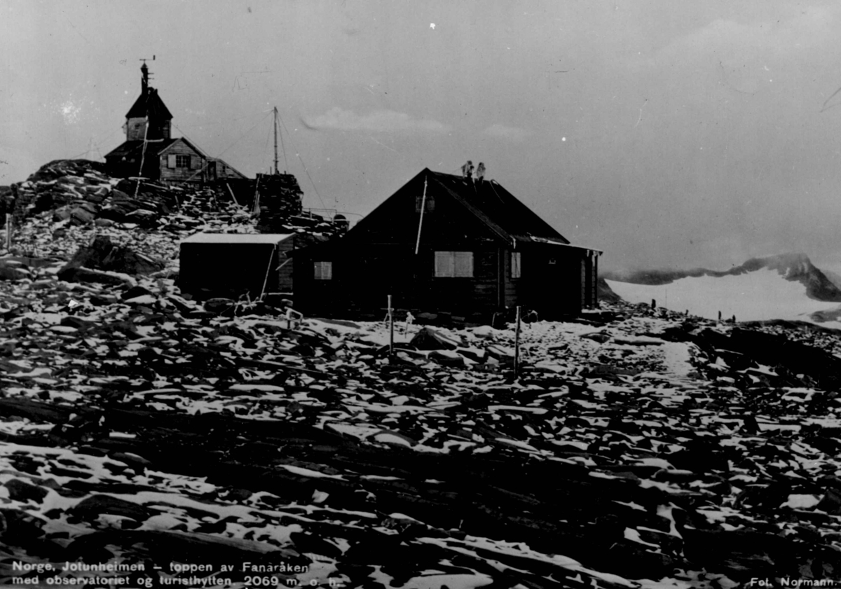 Avfotografert postkort. Toppen av Fanaråken i Jotunheimen med observatoriet og turisthytten.