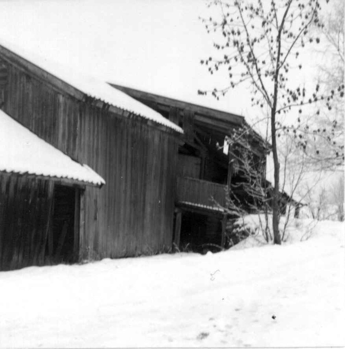 Holo, Bærum, Akershus 1973. Uthus med snø.