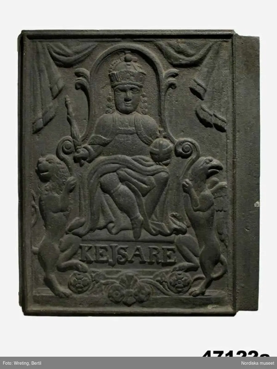 Huvudliggaren:
"12 järnhällar.
a) Märkt 'KEJSARE'.
b) Märkt 'SIMSON SLET LEYONET SÖNDER / HUSEBY BRUK'.
c) -
d) -
e) -
f) -
g) 2 st
h) -
i) Märkt 'ÖRMO'.
j) Märkt 'OSCAR'.
k) Märkt 'GUSTAF D:III SVERIGES KONUNG'."