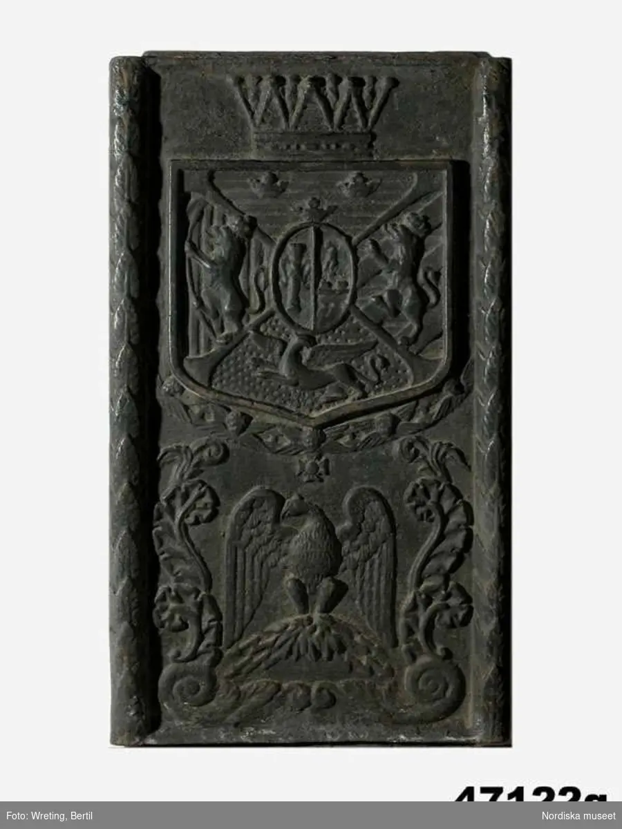 Huvudliggaren:
"12 järnhällar.
a) Märkt 'KEJSARE'.
b) Märkt 'SIMSON SLET LEYONET SÖNDER / HUSEBY BRUK'.
c) -
d) -
e) -
f) -
g) 2 st
h) -
i) Märkt 'ÖRMO'.
j) Märkt 'OSCAR'.
k) Märkt 'GUSTAF D:III SVERIGES KONUNG'."