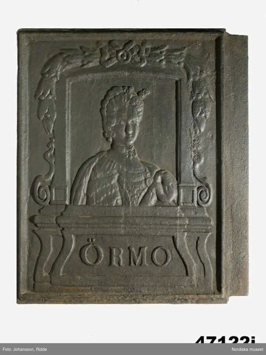 Huvudliggaren:
"12 järnhällar.
a) Märkt 'KEJSARE'.
b) Märkt 'SIMSON SLET LEYONET SÖNDER / HUSEBY BRUK'.
c) -
d) -
e) -
f) -
g) 2 st
h) -
i) Märkt 'ÖRMO'.
j) Märkt 'OSCAR'.
k) Märkt 'GUSTAF D:III SVERIGES KONUNG'."