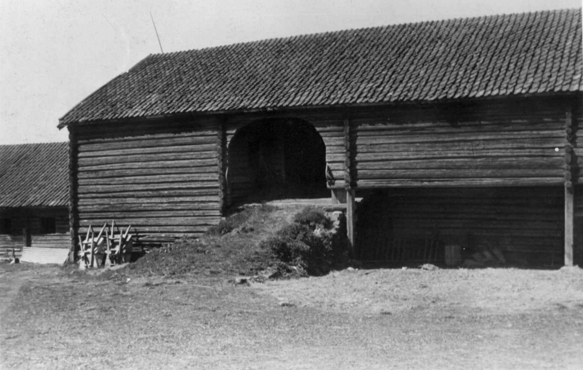 Helgebostad, Ullensaker, Akershus 1946. Løe i tømmer.