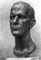 Byste av Reidar Kjellberg, i bronse.
Kunstneren er Anne Rakn