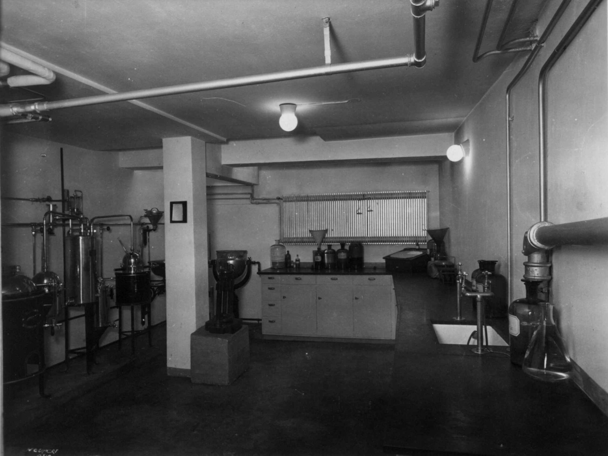 Rådhusapoteket, Oslo 1937. Laboratorium. Laboratorieutstyr. Benk med skuffer.