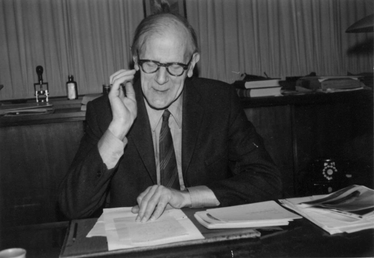 Direktør Reidar Kjellberg fotografert på sitt kontor i 1974.