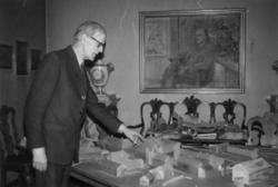 Direktør Reidar Kjellberg fotografert på sitt kontor i 1974.