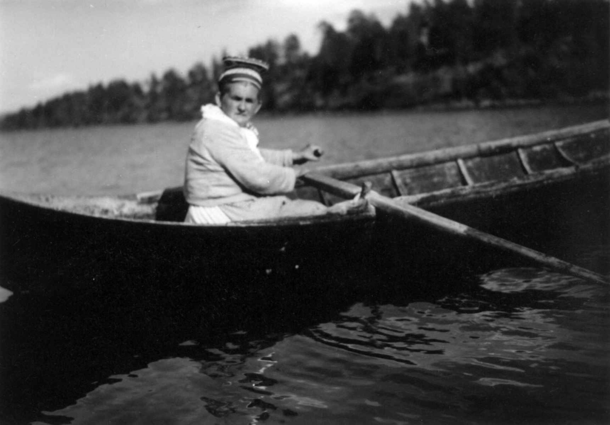 Portrett av Liisa Feodorow i båt, 1959.