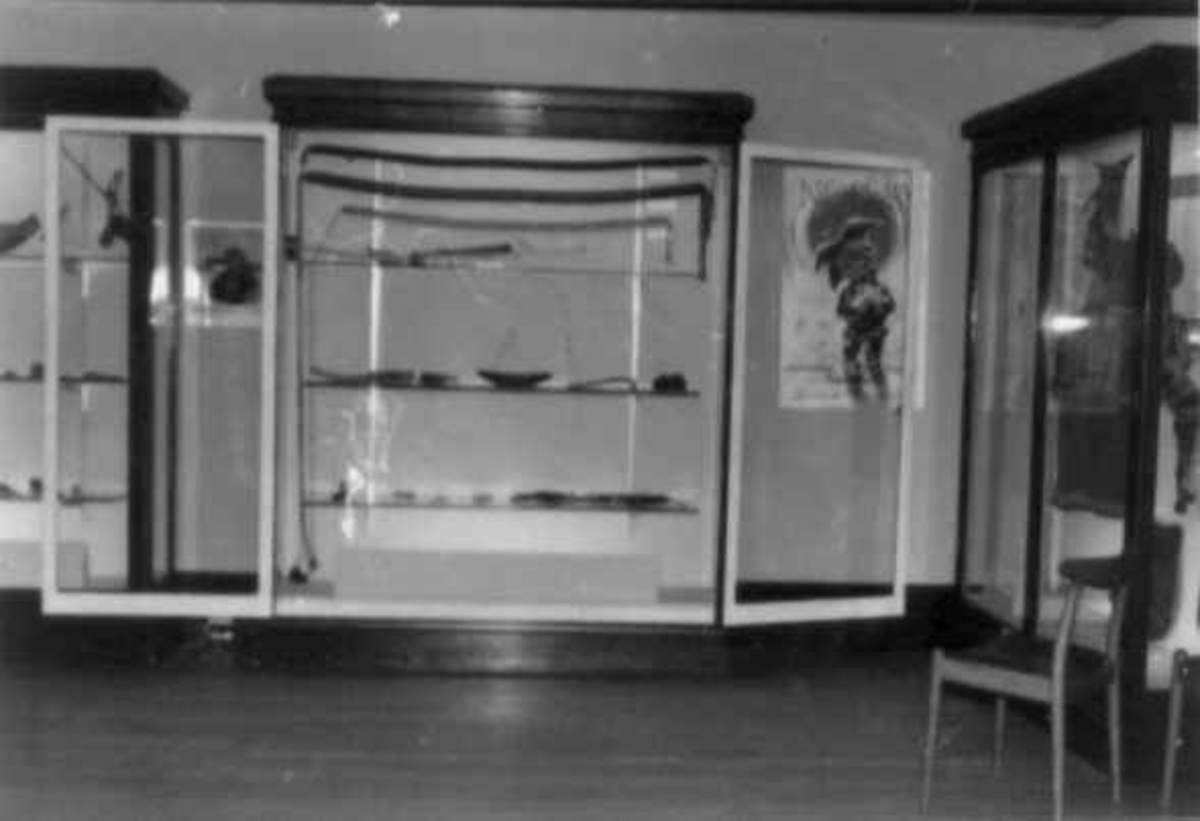 Utstillingsmontere med forskjellige gjenstander fra samisk utstilling i California 1963.