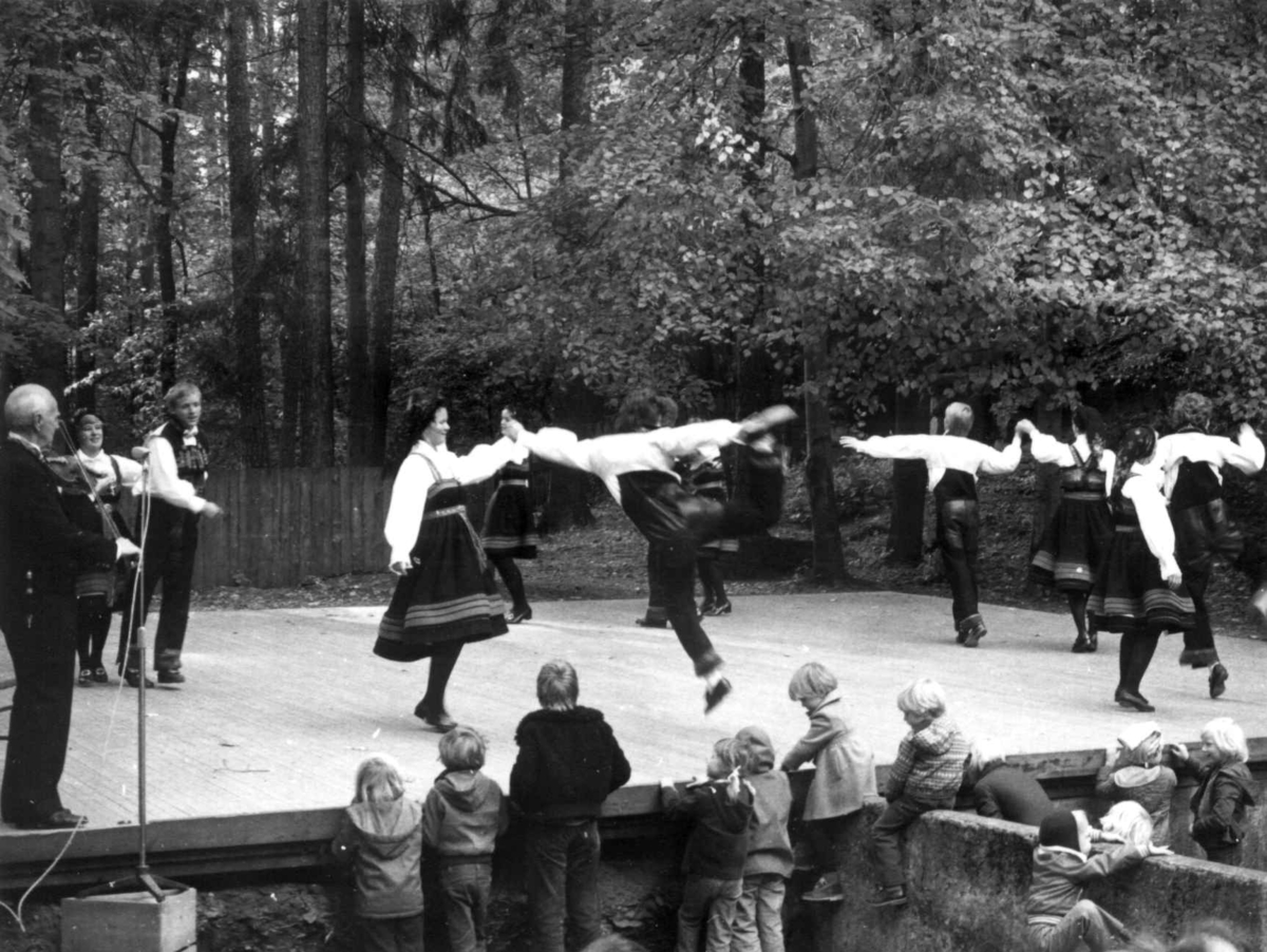 Norsk Folkemuseums barne- og ungdomsleikarrings 25 års jubileumsforestilling, september 1978. På Friluftsteateret.