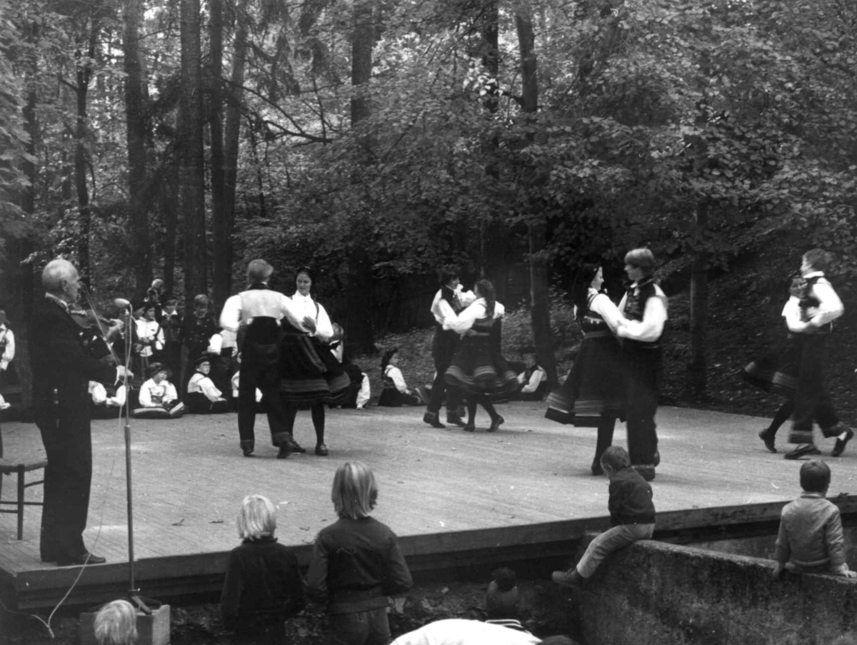 Norsk Folkemuseums barne- og ungdomsleikarrings 25 års jubileumsforestilling, september 1978.
 På Friluftsteateret.