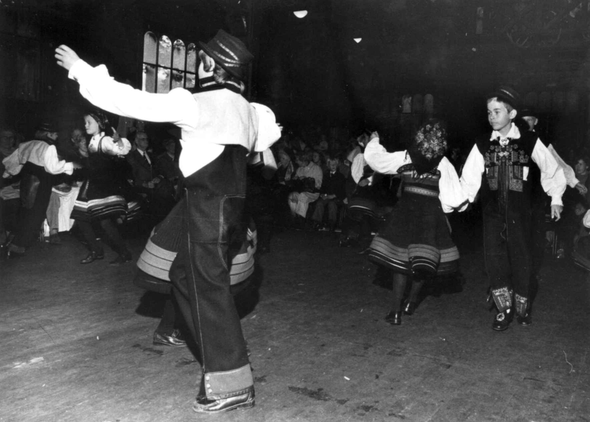 Norsk Folkemuseums barne- og ungdomsleikarrings 25 års jubileumsforestilling, september 1978. I Gamle Landbruk.