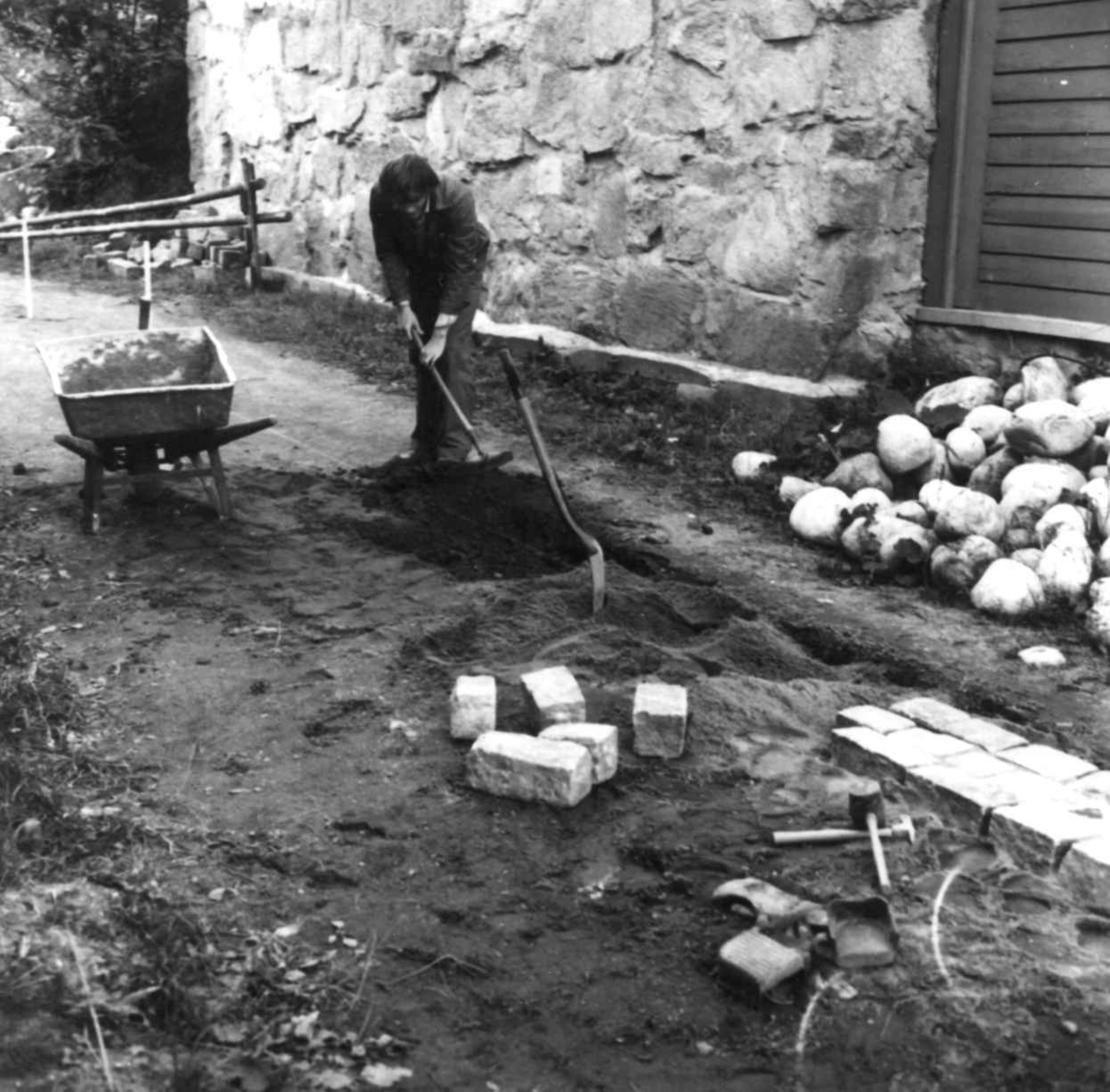 Norsk folkemuseum, høsten 1979. Gatelegging mellom Chrystie-gården/Cappelen-gården.