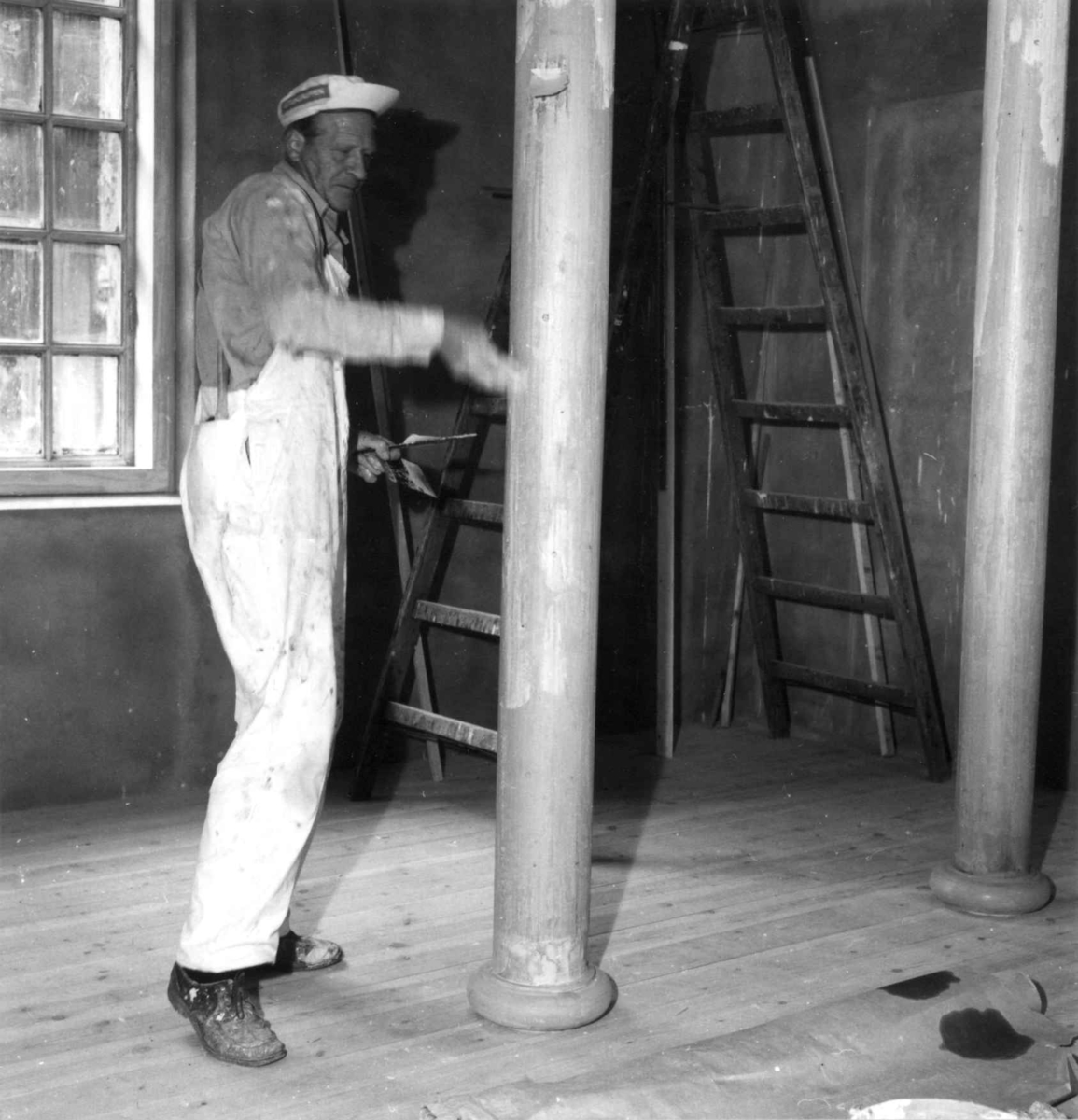 Norsk folkemuseum, høsten 1979. Collett/Cappelen-gården. Malermester Rolf Furu arbeider  i rom nr. 4, 1. etasje.