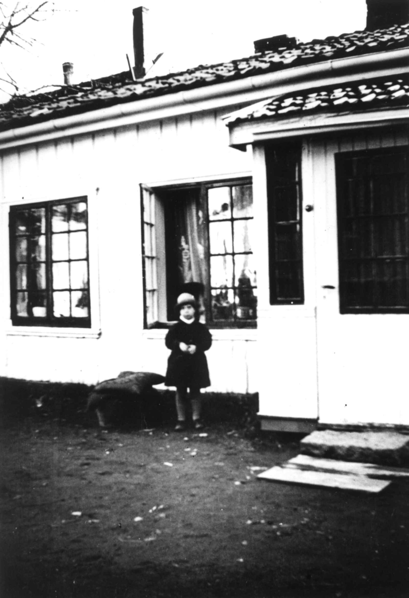 Bolighus, trebygning, Oslo. Barn poserer ved inngangen.
Fra boliginspektør Nanna Brochs boligundersøkelser i Oslo 1920-årene.