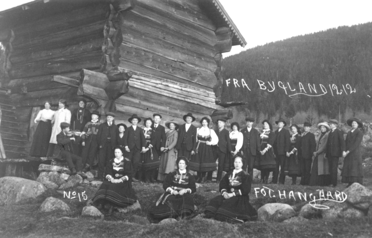 Grupper, Manns- og kvinnedrakt på Bygland i Setesdal.