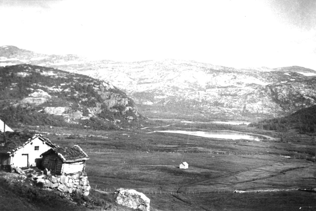 Utsikt fra Ådneram gård med bygninger 2. juli 1936. Sirdal.