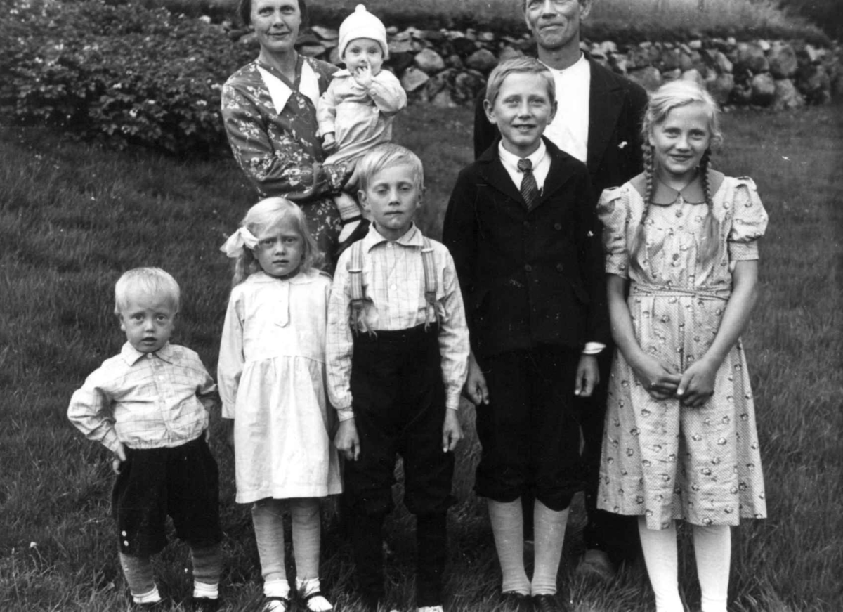 Portrett av Sigmund Rudlendes sønn med familie. Eiken 1941.