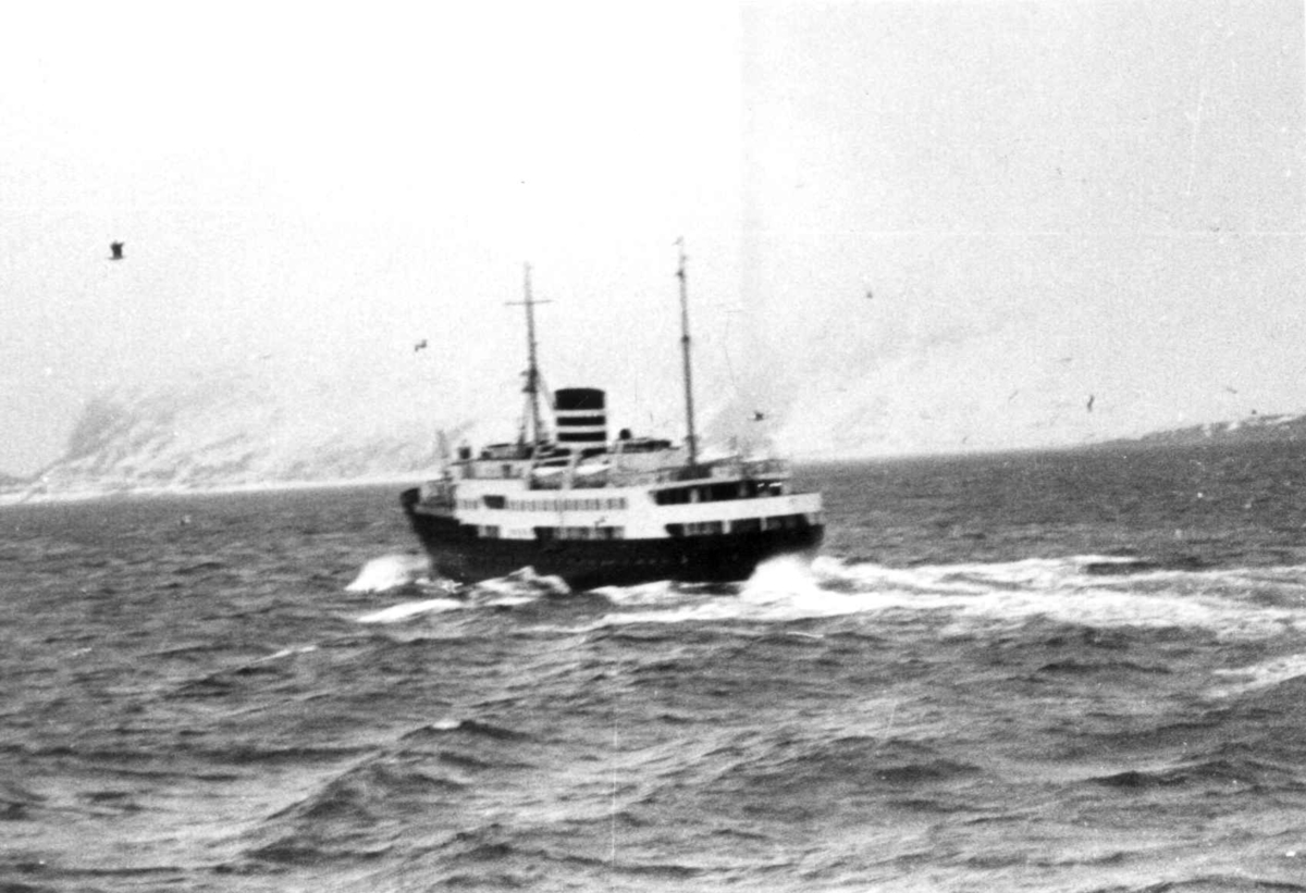 Et motorskip. Alta eller Tromsø antagelig 1940-årene.