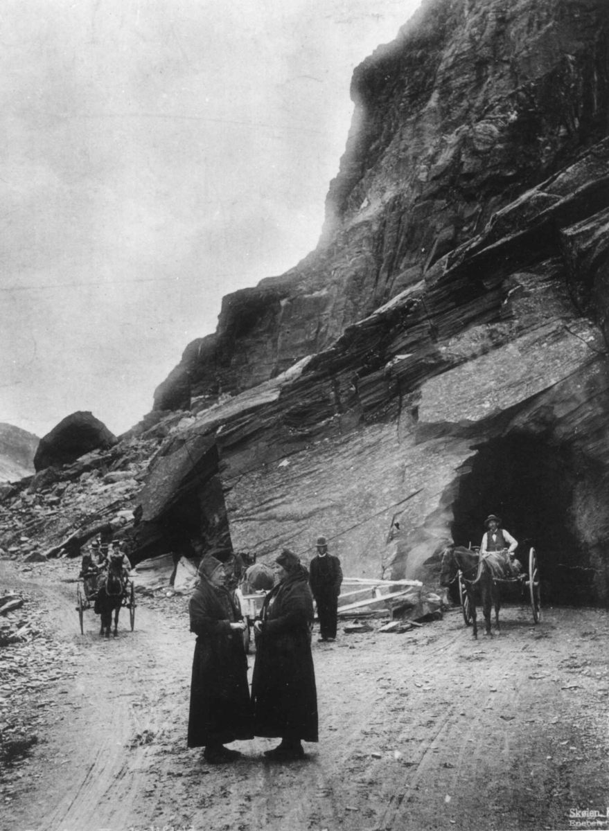 Dyrskar, Haukelifjell, Vinje, Telemark. Veiparti med tunnel , kvinner i forgrunnen. Hestekjøretøyer.