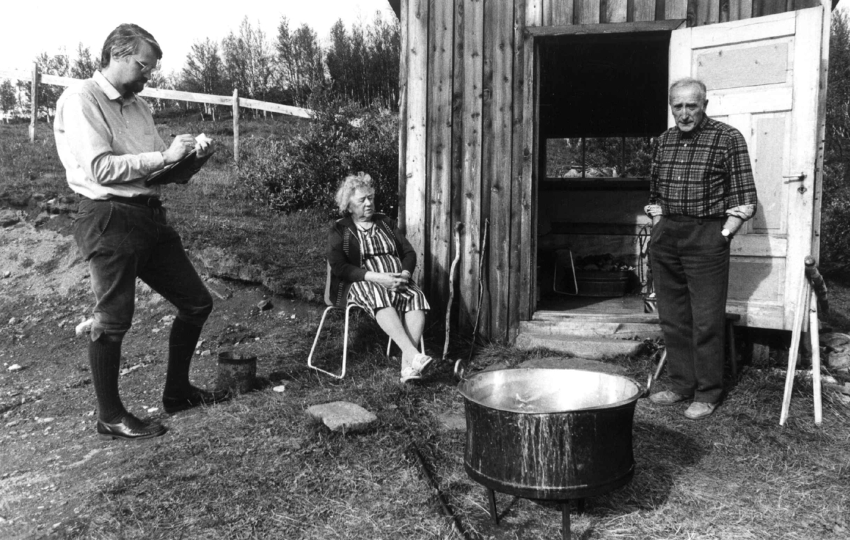 Koking av gøbb (gomme). Fra v. Jon Briger Østby, Marit Setermo og Jens Setermo. Kokhuset på Endal seter i Endalen.