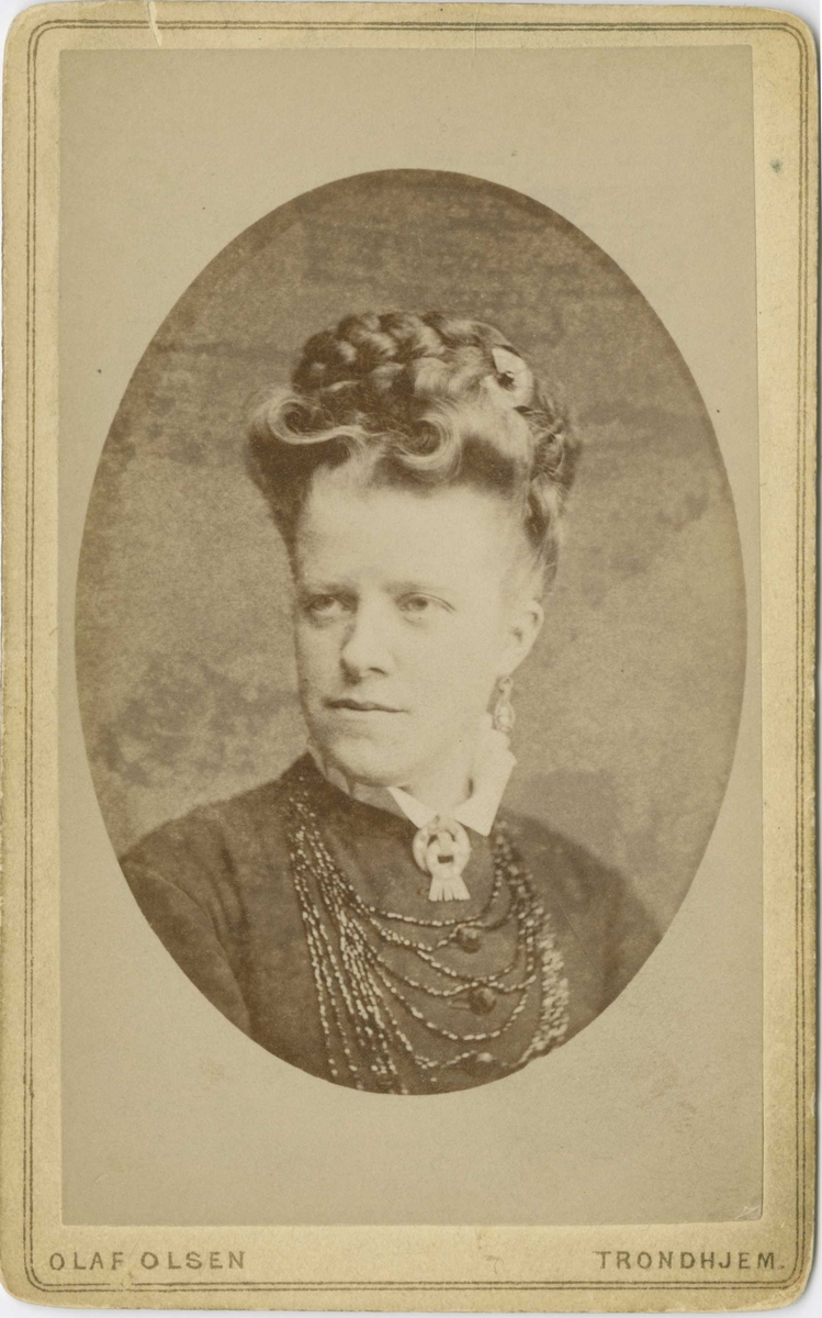 Kvinnedrakt, Trondheim, 1870-årene. Visittkort.