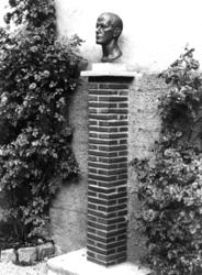 Byste av Reidar Kjellberg utenfor Bybygningen, bygning nr. 3