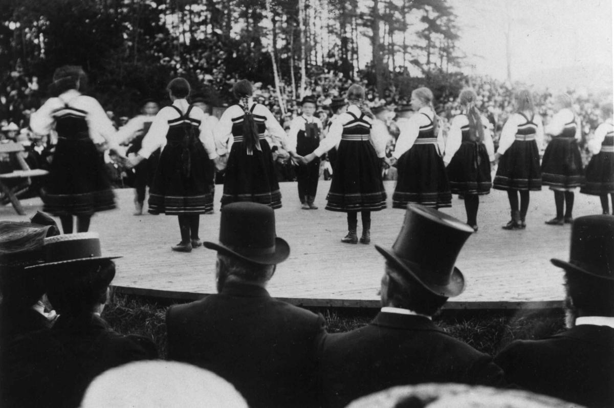Dansegruppe på Leikarvollen, 1902.