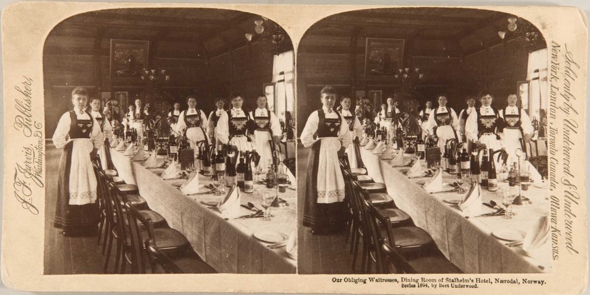 Stereoskopi. Spisesalen på Stalheim hotel, Voss, Hordaland. Serveringsdamer poserer ved dekkede bord.