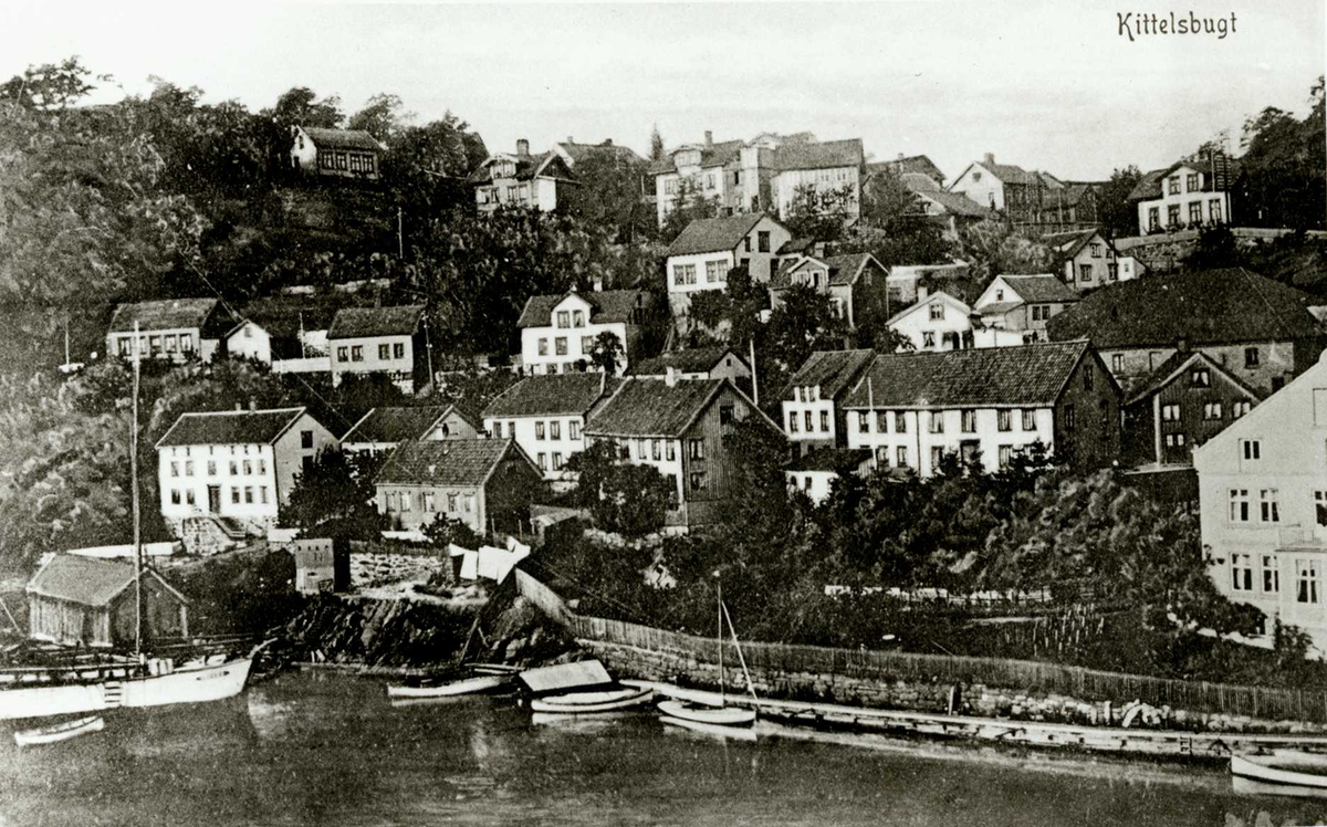 Arendal sentrum med Kittelsbukt, gjenfylt 1949. Idag går byens hovedfartsåre mot vest, Vesterveien fra 1953, i forgrunnen. Foran t.h. litt av Arendals Bryggeri, mot v. Skibberhei.