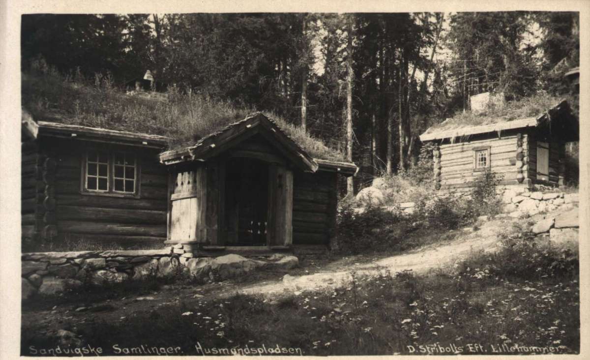 Postkort. Jule- og nyttårshilsen. Foto svart/hvitt. Husmannsplassen. Fra Sandvigske Samlinger, Lillehammer. Stemplet 20.12.1920.