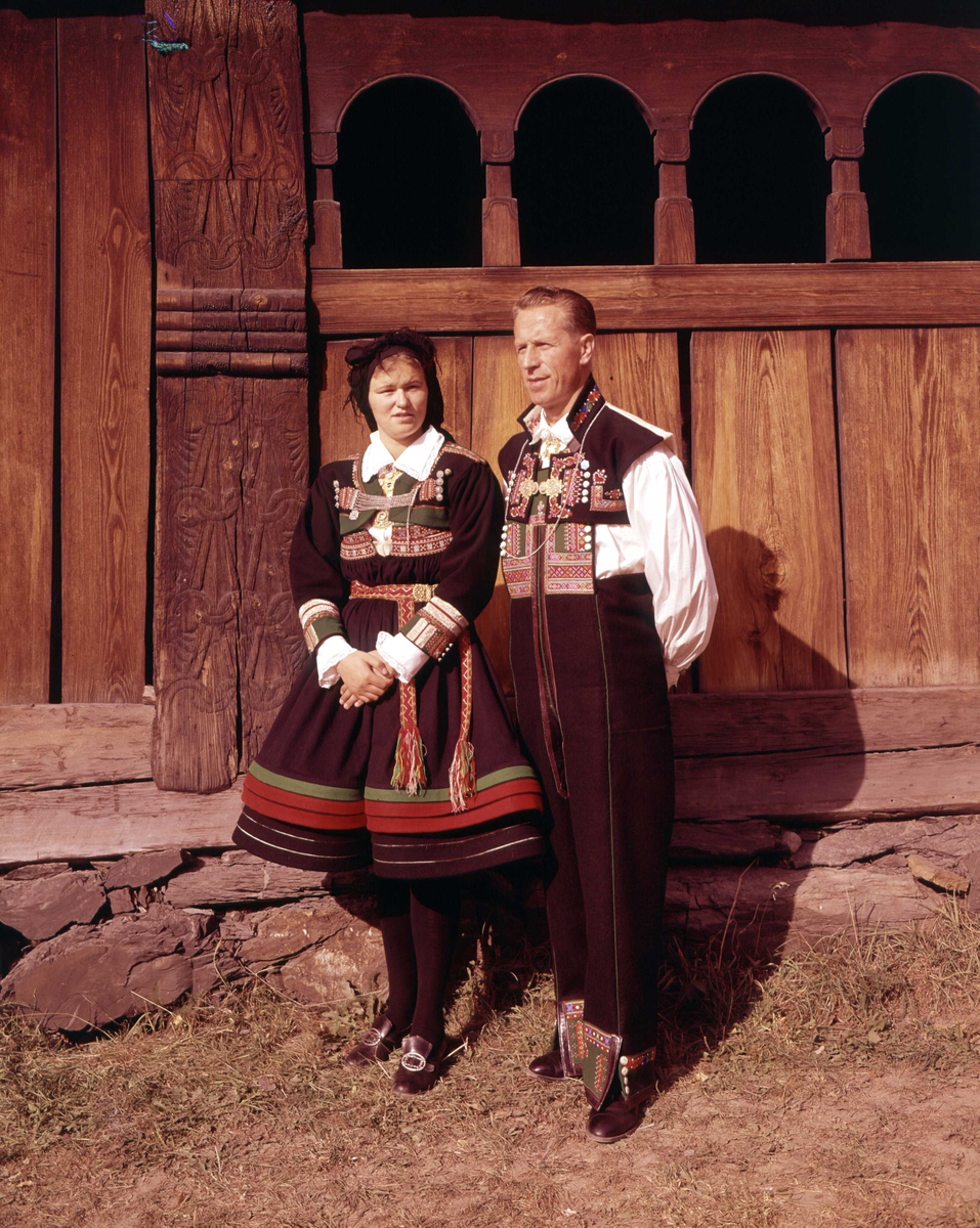 Et par i setesdalsdrakter fotografert foran Åmlidstua i Setesdalstunet på Norsk Folkemuseum.