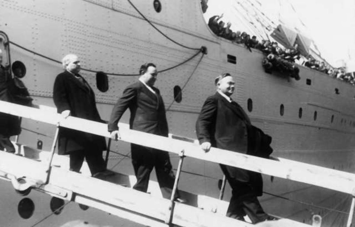 Fra Oslo under fredsdagene i 1945.
Skipet Andes anløper Oslo Havn den 31.mai, med  ca. 700 eksilnordmenn fra regjering og administrasjon..Her kommer statsminister Johan Nygaardsvold etterfulgt av justisminister Trygve Lie og stortingsrepresentant C.J.Hambro ned landgangen.