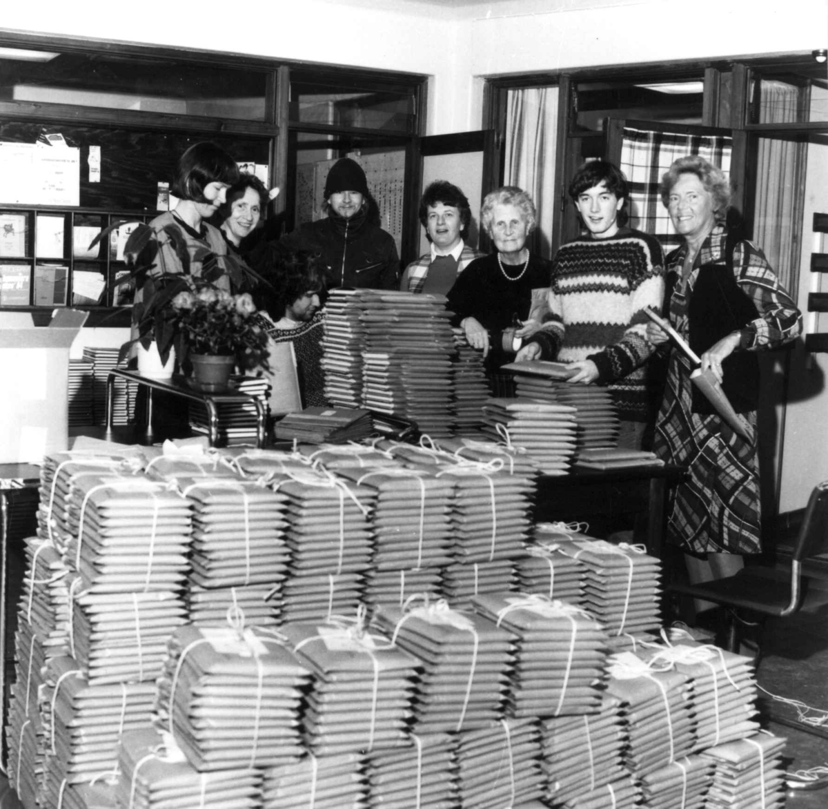 Pakking av boka By og Bygd i sentralen, den attende januar 1984.Fra venstre Elisabeth Gran, Tove de Lange, Jens Vabakken, Siri Omland, Elsa Skaarud, Vidar Fjellmyr og Magnhild Haugtvedt.