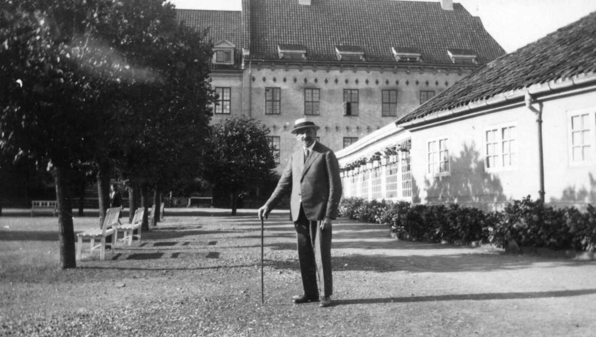 Direktør Hans Aall på torget i 1929.