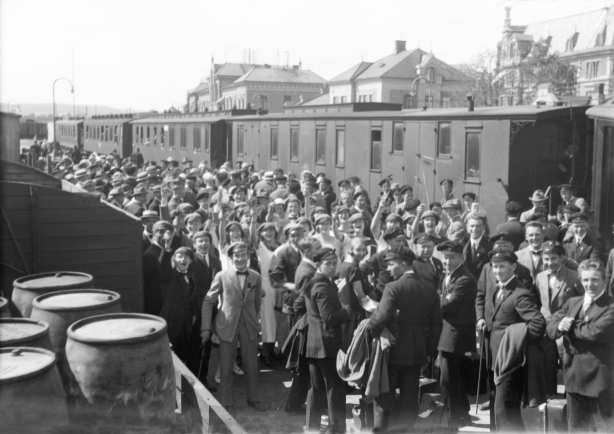 Studenter på sangerturne står samlet på Hamar togstasjon på vei til København. Fotografert 1924.