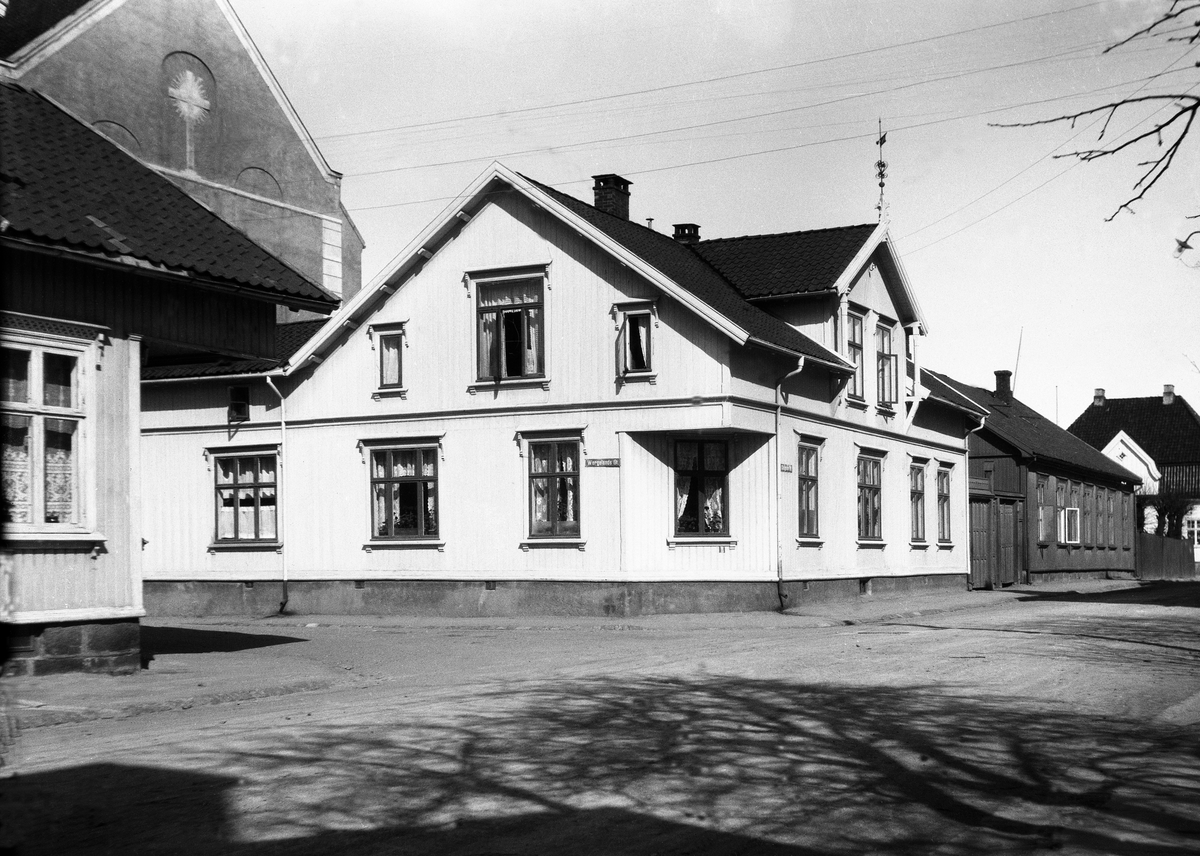 Boliger som ligger på hjørnet av Cicignongata 17 og Wergelandsgate, Fredrikstad. Et katolsk sykehus ligger i bakgrunn.