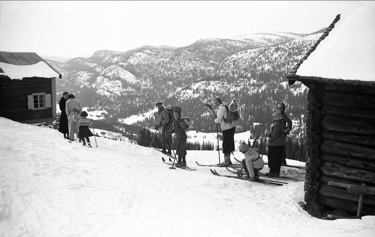 Ligardshaugen påsken 1940. Familien Arentz tar farvel med familien Ramstad som reiser.